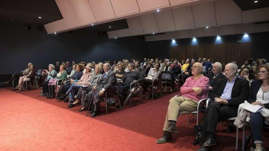 El público que llenó ayer el Club Prensa Asturiana.