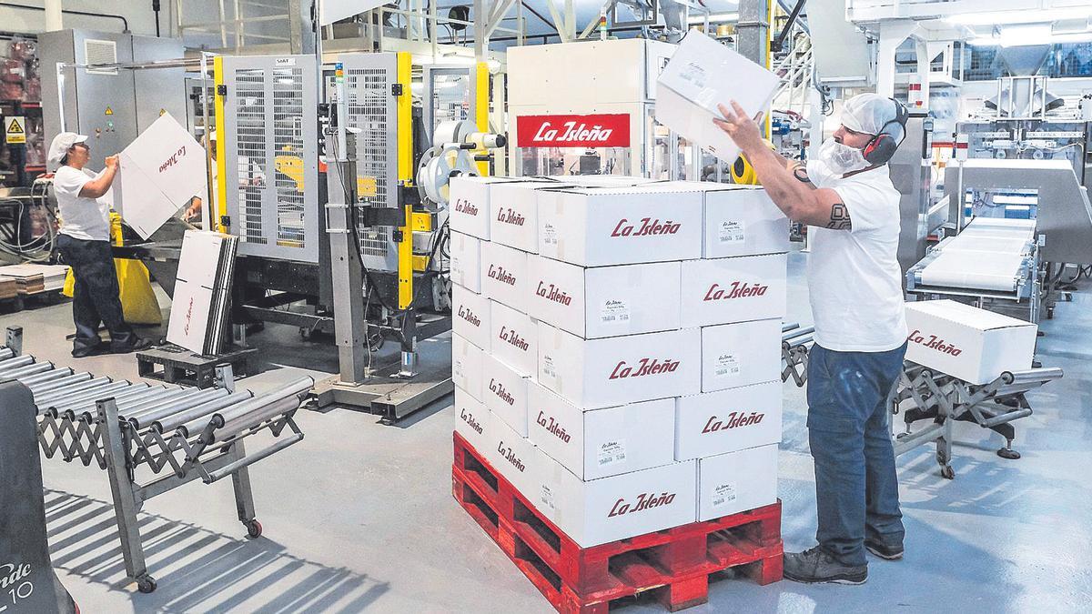 Algunos trabajadores de La Isleña preparan paquetes en la fábrica de la empresa en Arucas, Gran Canaria.
