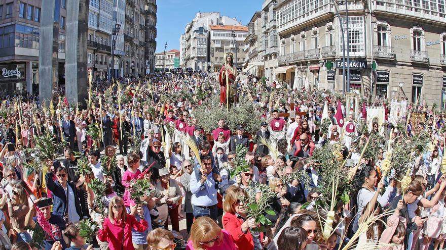 Cientos de fieles acompañan a la &#039;Borriquita&#039; y bendicen sus ramos en Vigo