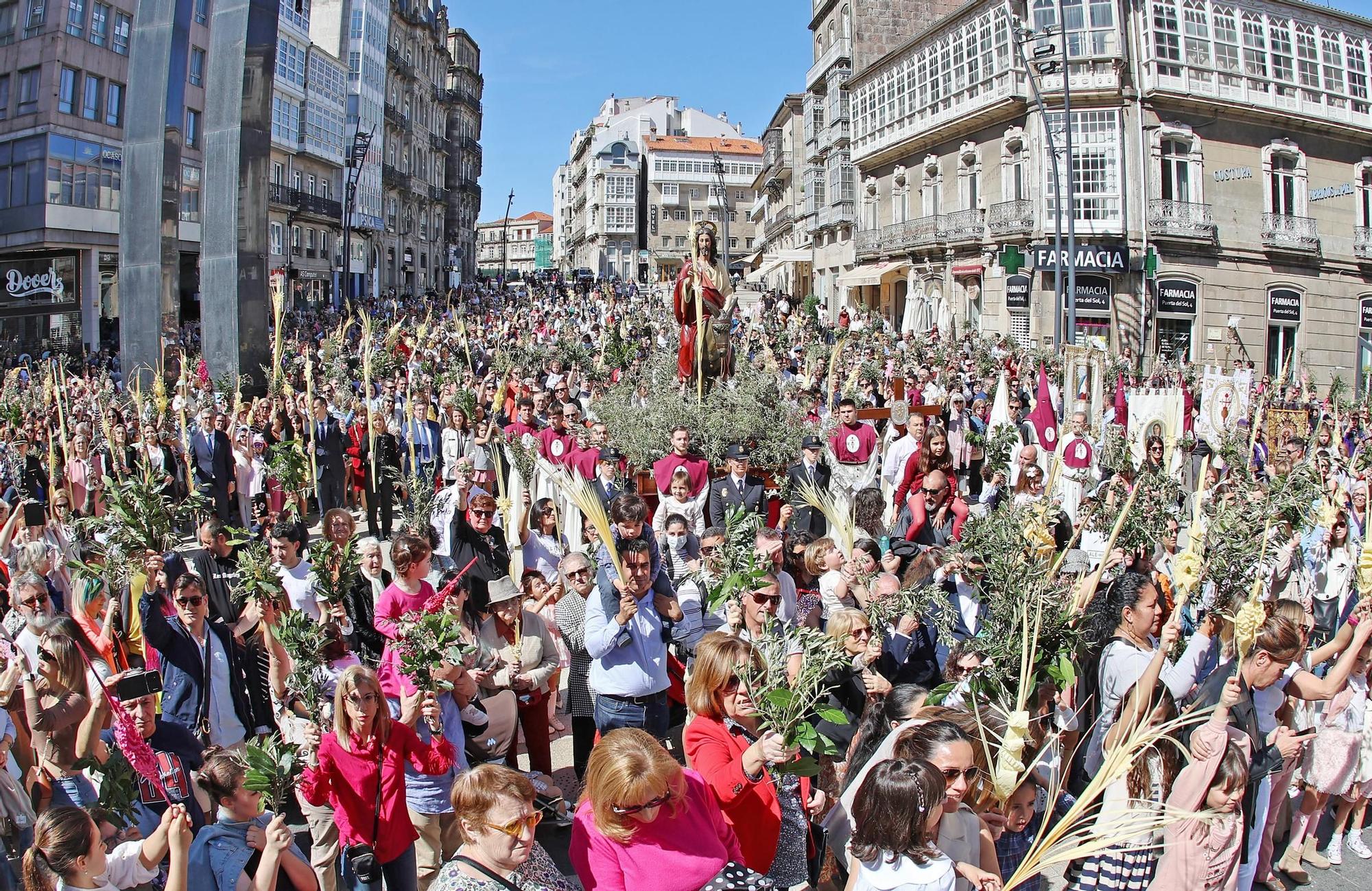 Cientos de fieles acompañan a la &#039;Borriquita&#039; y bendicen sus ramos en Vigo