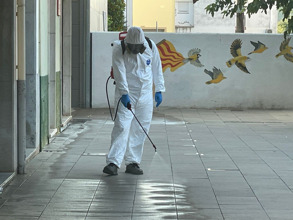 Fumigació de la plaça Nova de Vilobí i tancament d'un parc per una plaga de puces