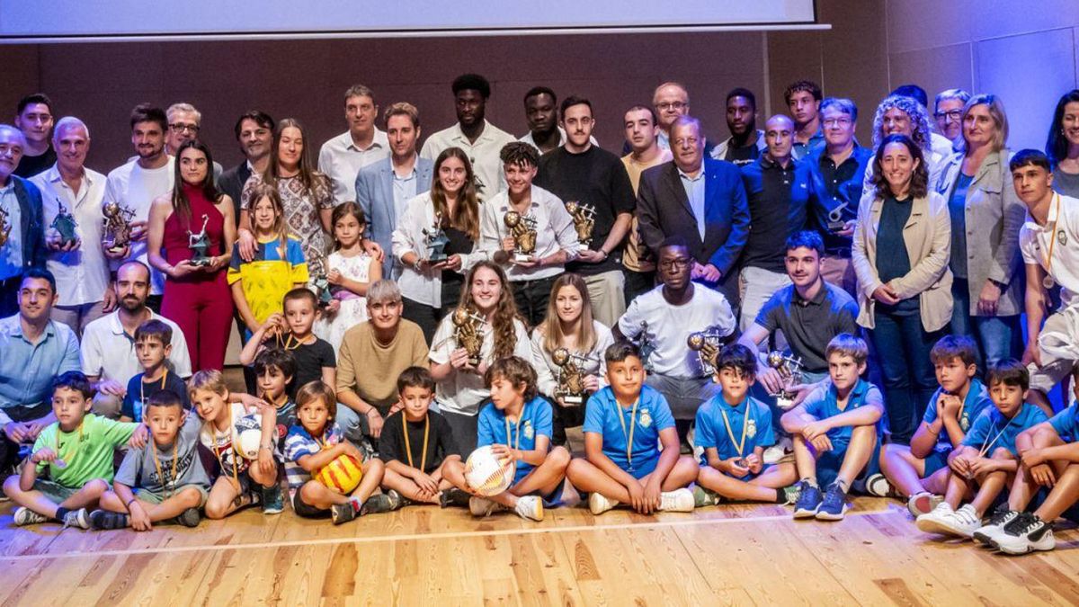 Foto de grup amb els premiats i els organitzadors dels Amos de l’Àrea del 2024.