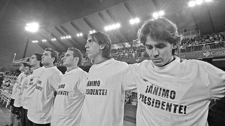 Integrantes del banquillo celeste, durante el minuto de silencio