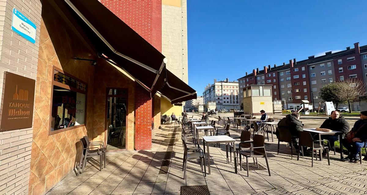 Terraza de un local de hostelería de Langreo, separada de la fachada.