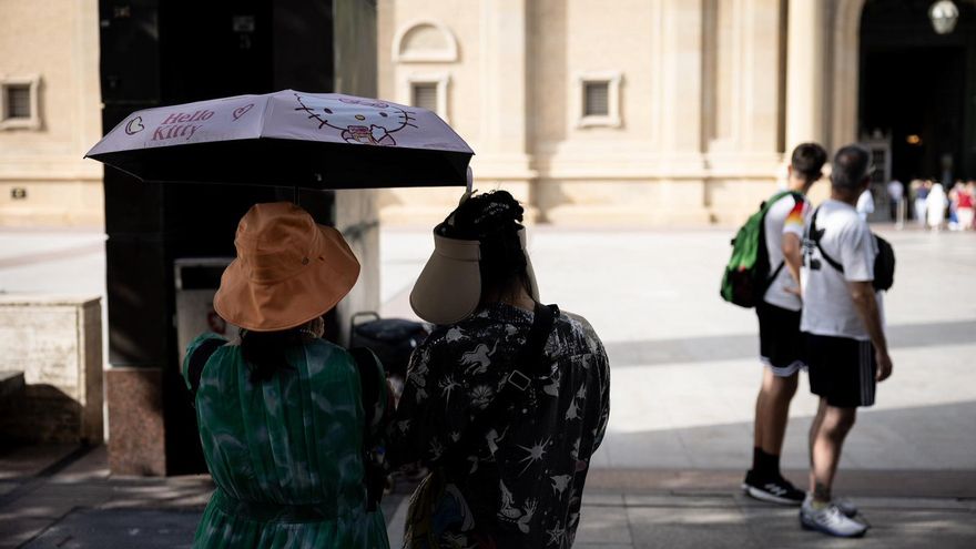 Los zaragozanos se resguardan del calor en un día plenamente veraniego