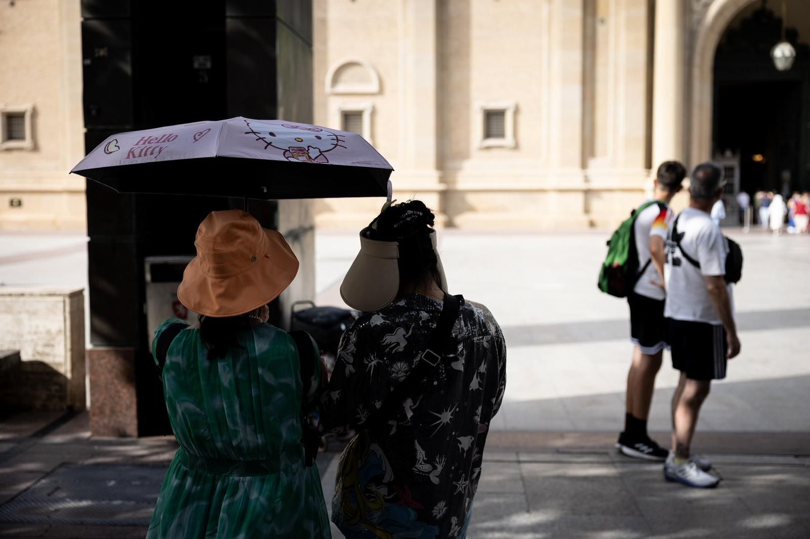Los zaragozanos se resguardan del calor en un día plenamente veraniego