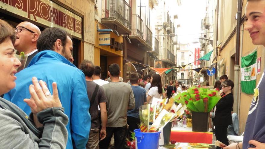 Els carrers del nucli antic d&#039;Olot s&#039;omplen de llibres i roses