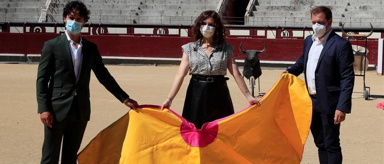 Isabel Diaz Ayuso, el pasado 17 de julio, con el director del Centro de Asuntos Taurinos de Madrid, el torero Miguel Abellán (i) y el asesor taurino de su gobierno Enrique Alcorta.