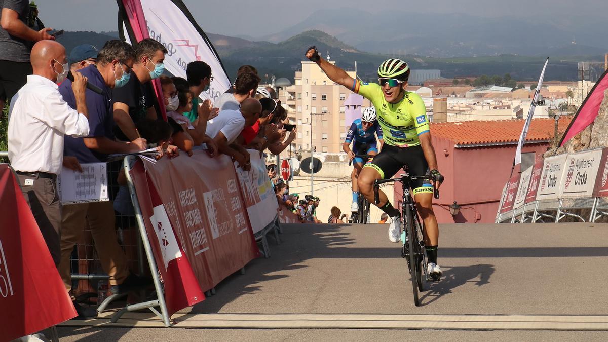 Rubén Sánchez (Sanse UC) festeja su llegada a meta con su brazo derecho en alto y semblante triunfalista.