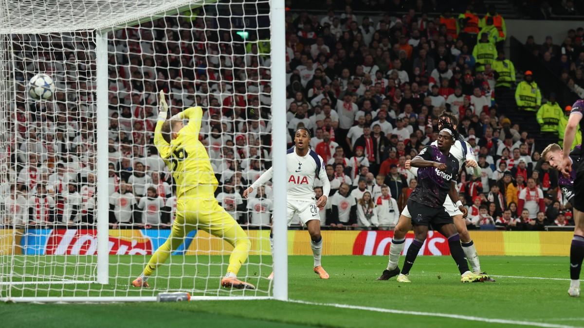 David Zima del Slavia, a la derecha, anota un gol en propia meta durante el partido de fútbol de la fase inaugural de la Liga de Campeones entre Tottenham y Slavia Praga, en Londres, Inglaterra, el martes 9 de diciembre de 2025. (Foto AP/Richard Pelham)