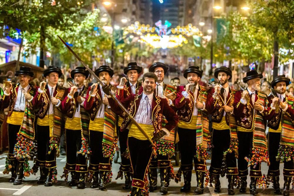 Calp se entrega a las huestes festeras en la Entrada de Moros y Cristianos