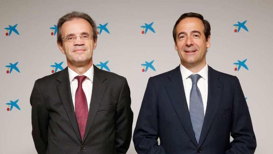 Jordi Gual y Gonzalo Cortázar, ayer, en la rueda de prensa de resultados.