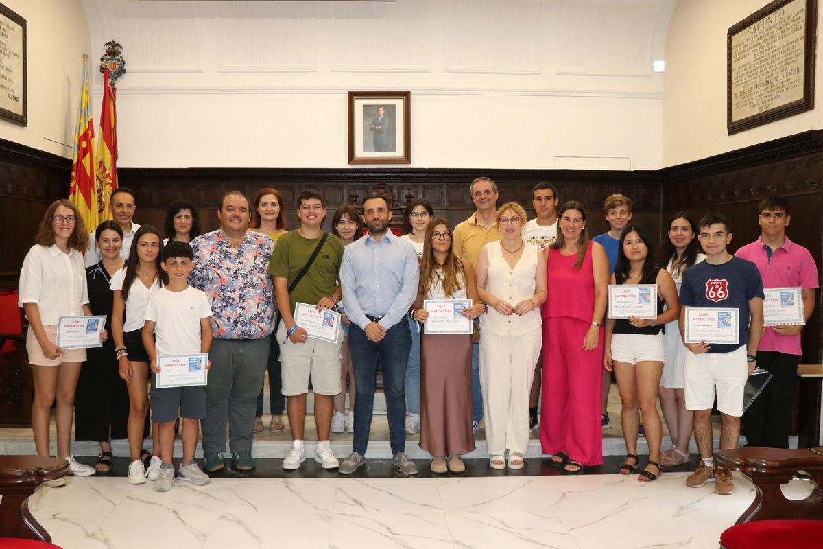 Recepción del alumnado premiado junto a familiares y profesorado.