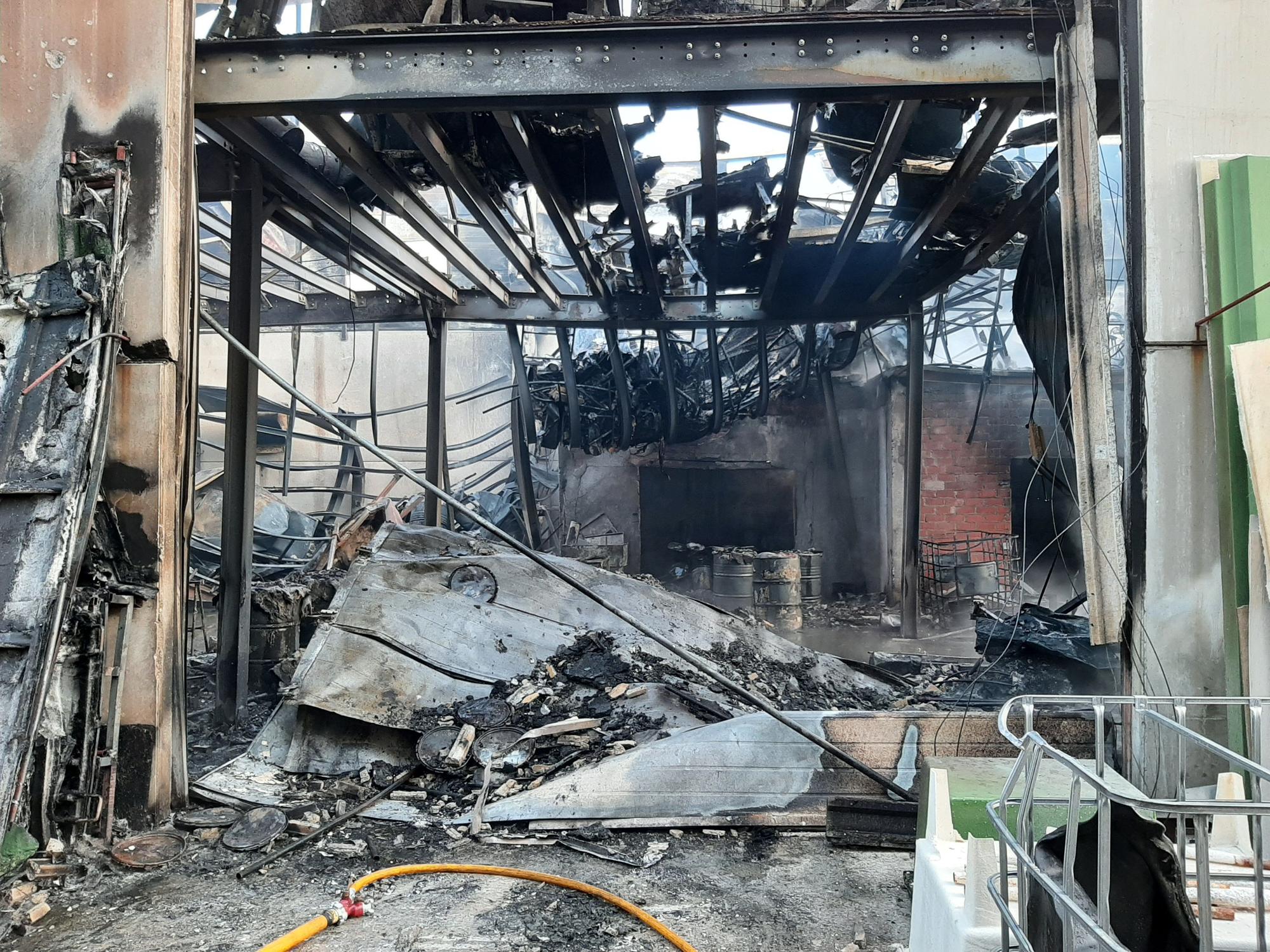 El incendio en una fábrica del polígono de Castiñeiras, en Bueu (II)