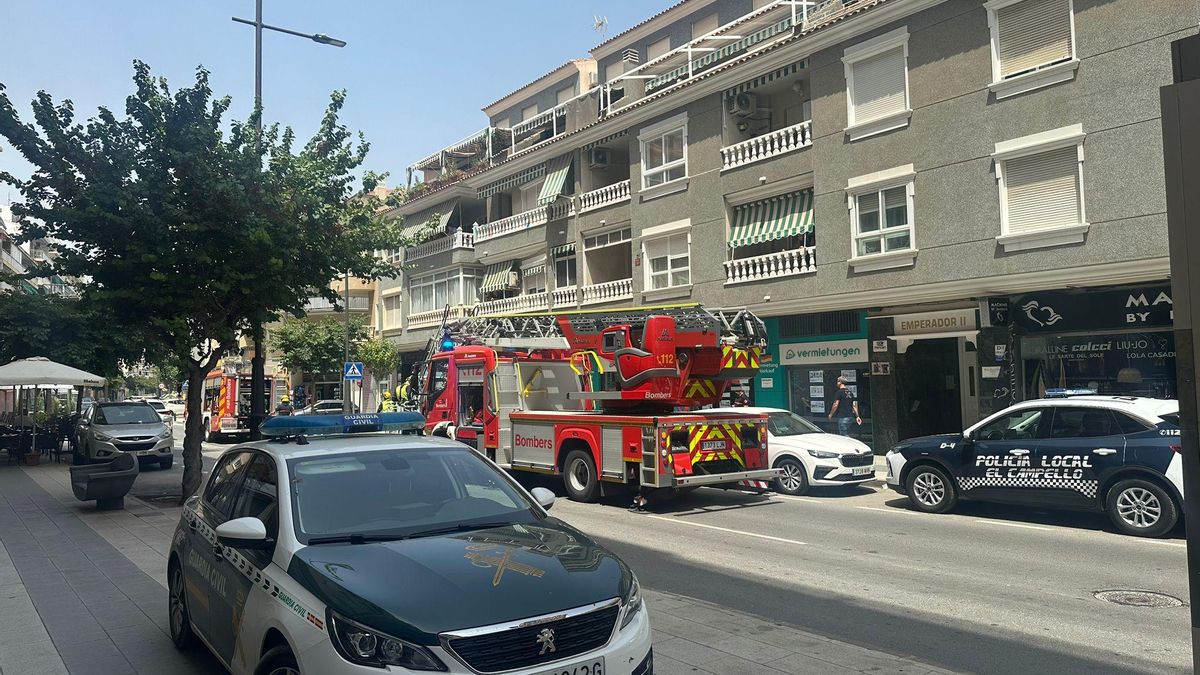 Bomberos, Guardia Civil y Policía Local, en la calle donde residía la mujer