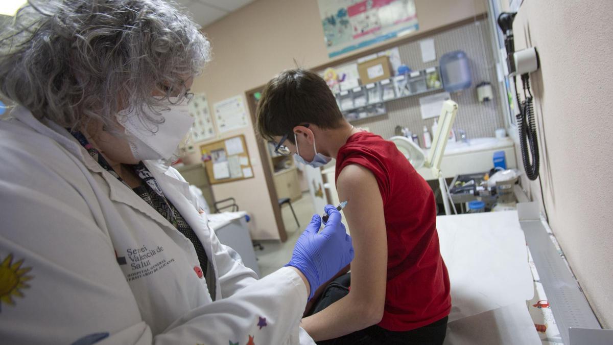 Un niño recibe la vacuna contra el Virus del Papiloma Humano en Alicante, en 2023.