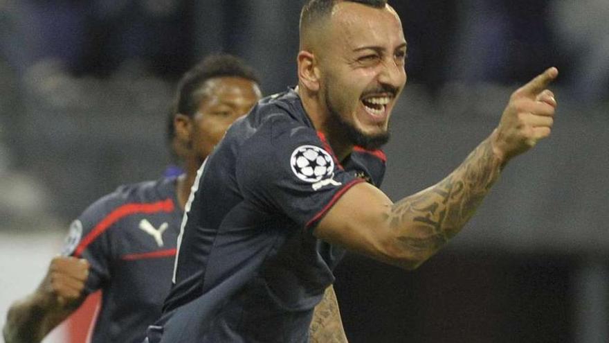 Mitroglou celebra un gol en un partido de la Champions. laurent drublue