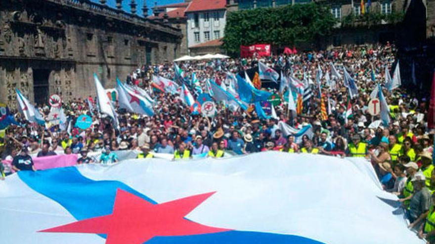 Bandera gigante en la compostelana Praza da Quintana.