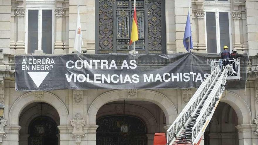 Los bomberos colocaron ayer una pancarta en el concello coruñés. // Casteleiro/R.A.