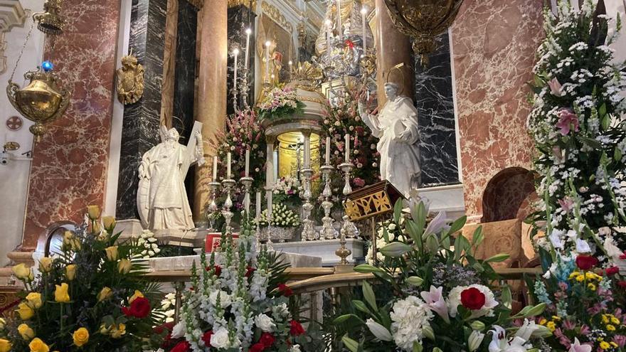 La Ofrenda de los floristas ante el altar de la Mare de Déu