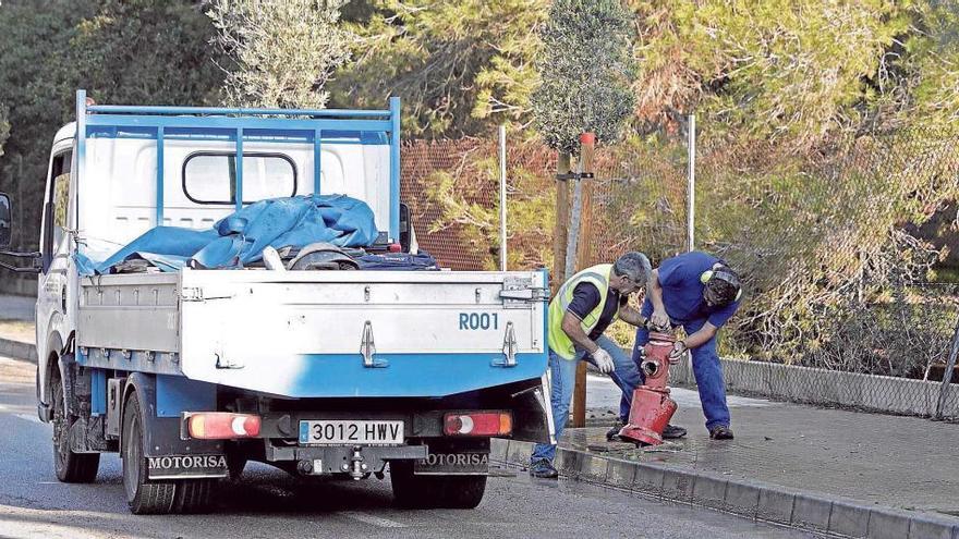 Un coche arrolla una boca de riego en Playa de Palma