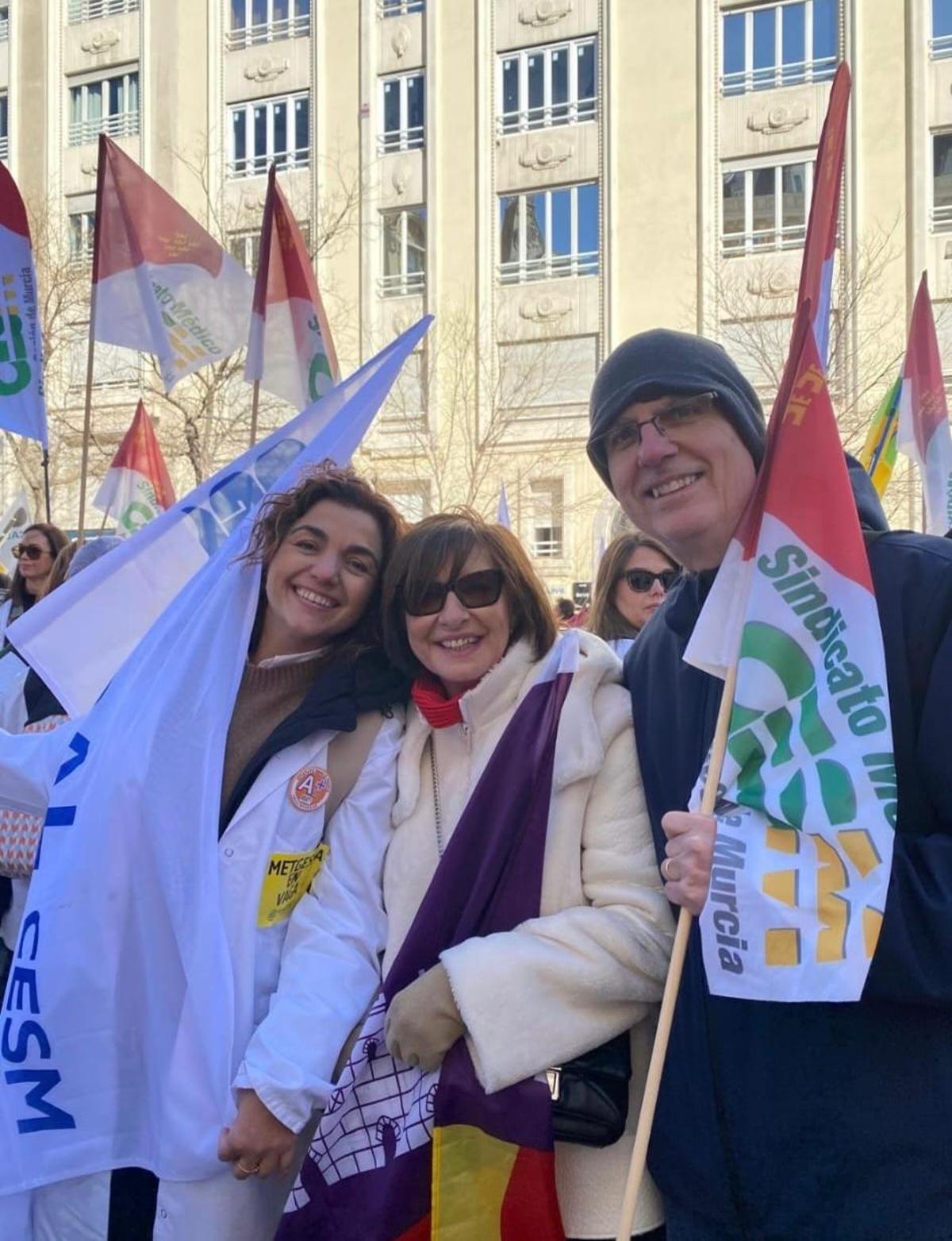 La gerente de Son Espases, Cristina Granados, en el centro de la imagen, con representantes de Simebal en la manifestación en Madrid contra el estatuto marco.
