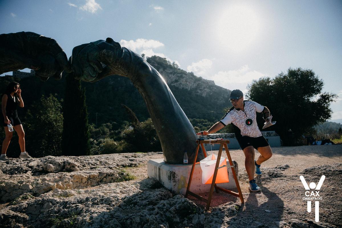 Un participantes del CAOS 2025 pasando por un punto balizado de la carrera, en el Bellveret de Xàtiva.