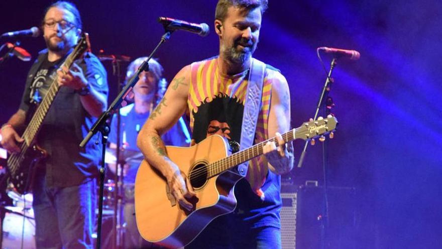 Pla mitjà del cantant Pau Donés en un concert al Festival de la Porta Ferrada.