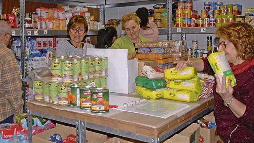 Voluntarios preparan las bolsas de comida para entregar.