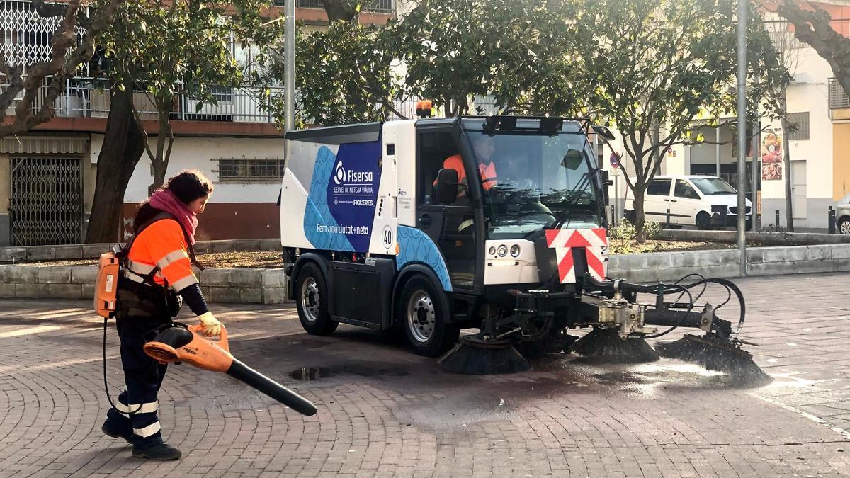 Un operari treballant en la neteja viària de Figueres. Imatge publicada el 3 de gener del 2022. (Horitzontal)