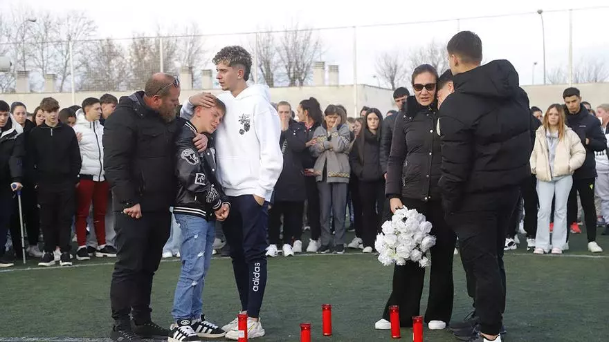 Emotivo homenaje en el Guadalquivir al joven apuñalado