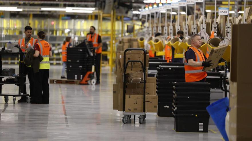 Operarios trabajando en el centro logístico de Amazon en Bobes (Siero). | LUISMA MURIAS