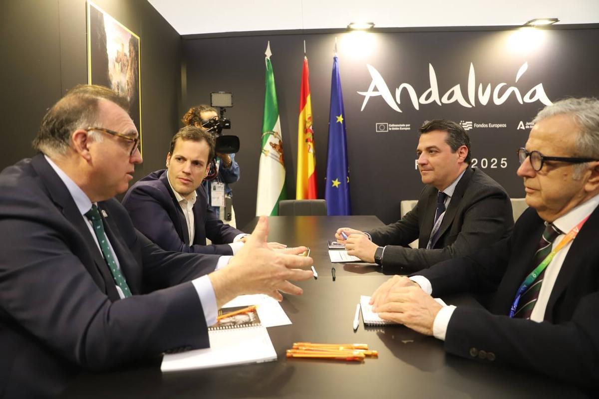 Imagen de la reunión mantenida entre los representantes de las administraciones y Vueling en Fitur.
