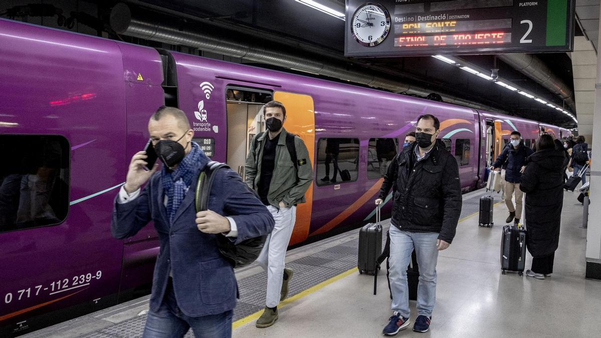 Pasajeros en la Estación de Sants descienden del AVE procedente de Madrid