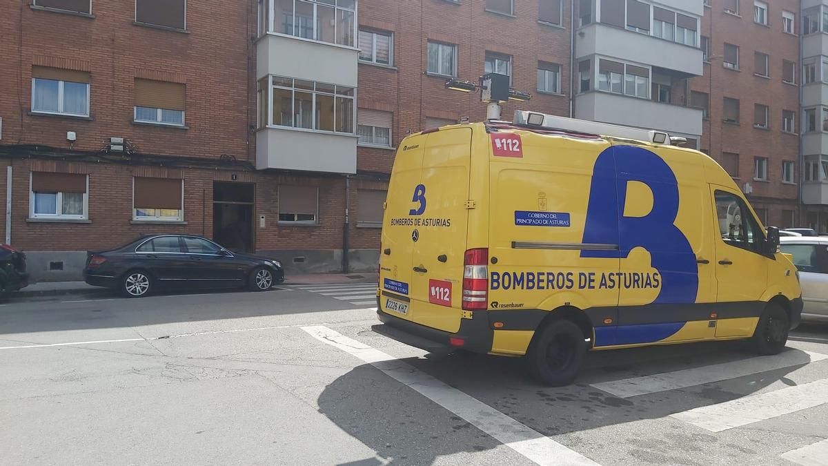 Los bomberos, ante el portal desalojado en la calle Siero de Mieres.