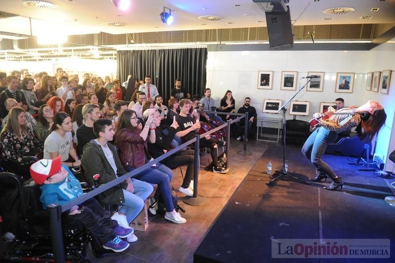 Ruth Lorenzo presenta 'Loveaholic' en la FNAC de Nueva Condomina