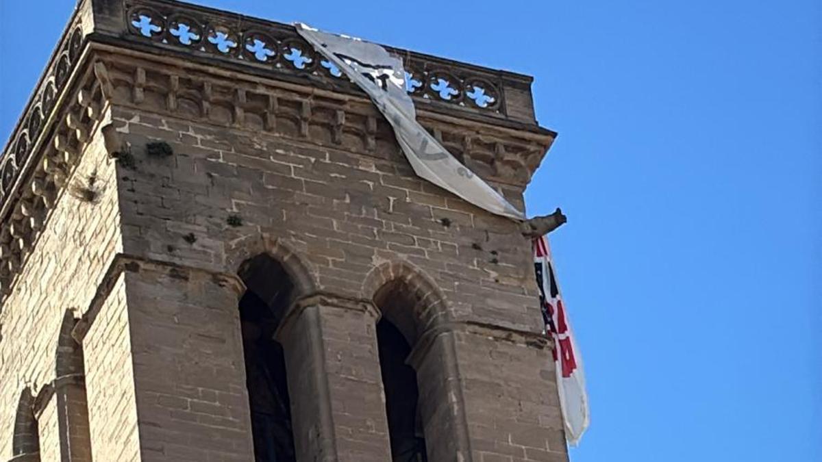 La pancarta de la façana de la basílica, al campanar