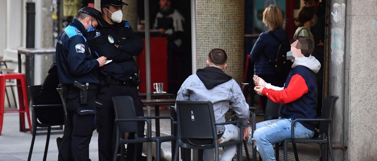 Agentes de la Policía Local intervienen en una terraza en mayo de 2021. |   // VÍCTOR ECHAVE