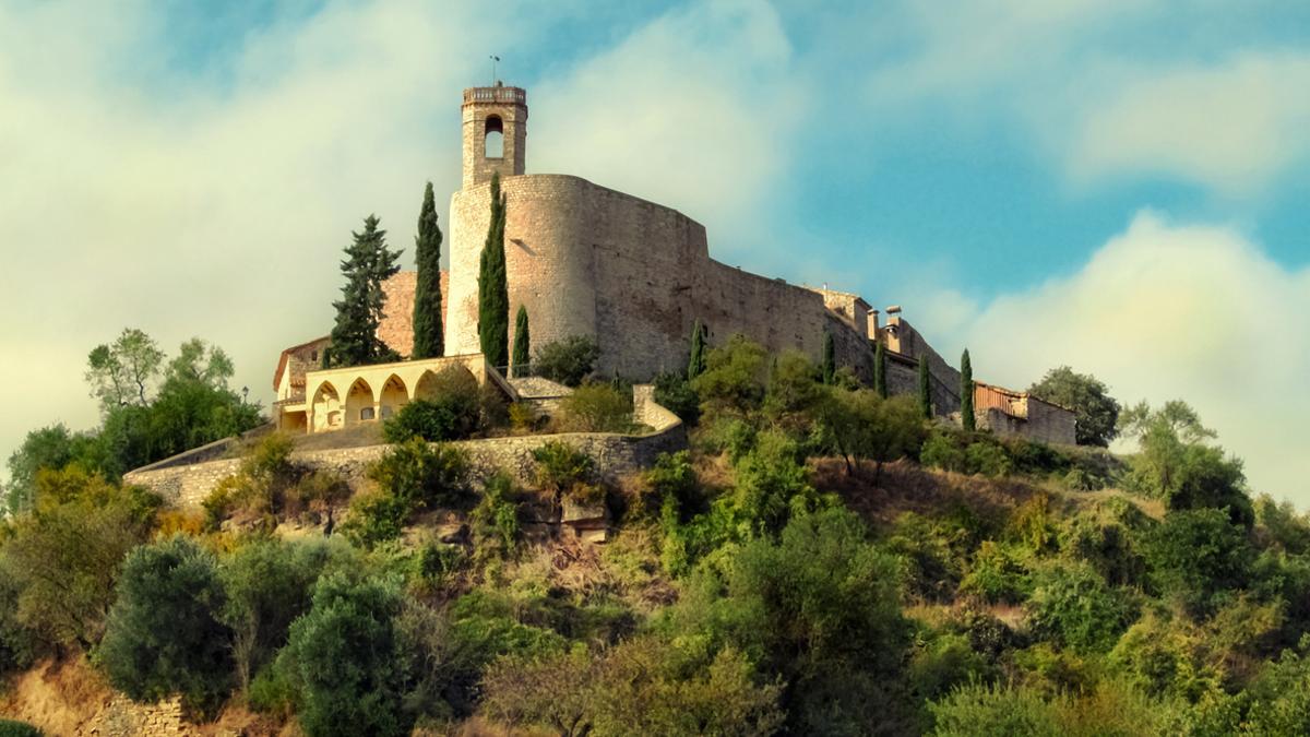 Este pueblo medieval amurallado con 20 habitantes está a una hora de Barcelona