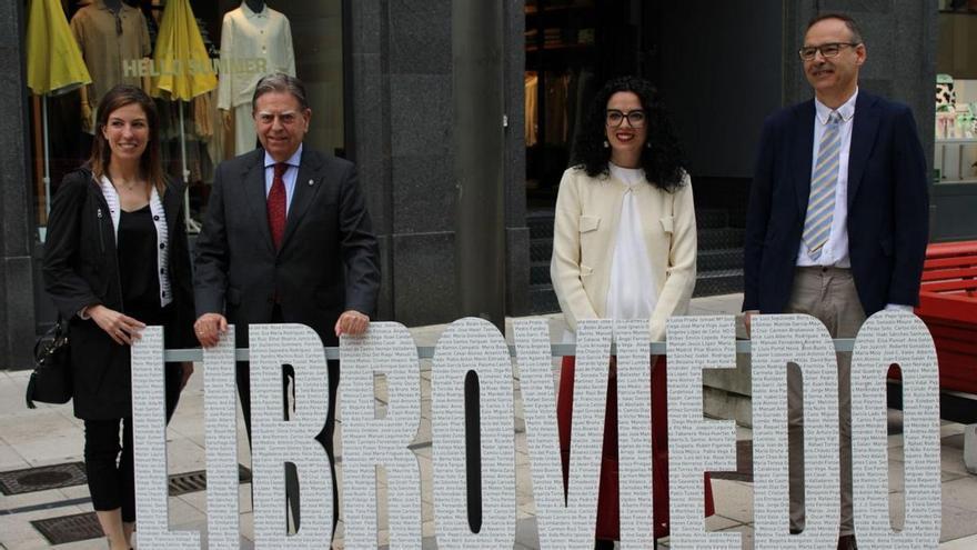 Por la izquierda, Lourdes García, Alfredo Canteli, Vanessa Gutiérrez y Enrique Maradona, ayer, durante la inauguración de LibrOviedo en la calle Pelayo. | AO
