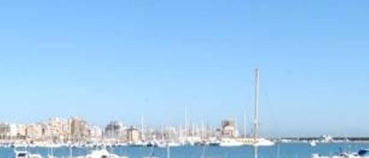 Zona de pantalanes del Muelle de la Sal de Torrevieja.