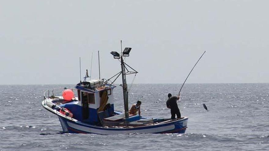 El pescador Pedro Rodriguez, a bordo de su barco &#039;El Atrevido&#039;.