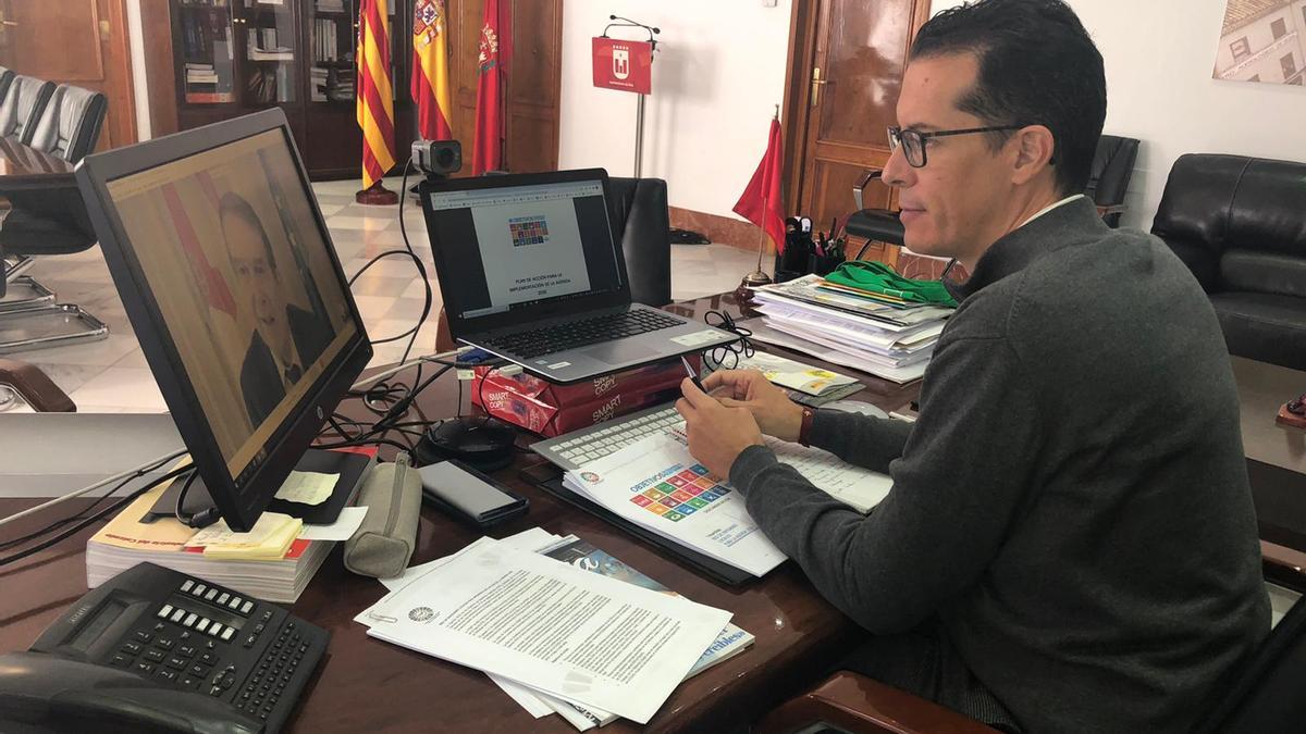 El alcalde Rubén Alfaro en su despacho.