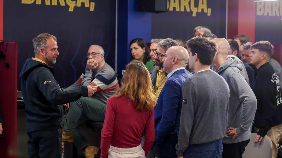 Hansi Flick hizo un aparte con la prensa tras la rueda de prensa