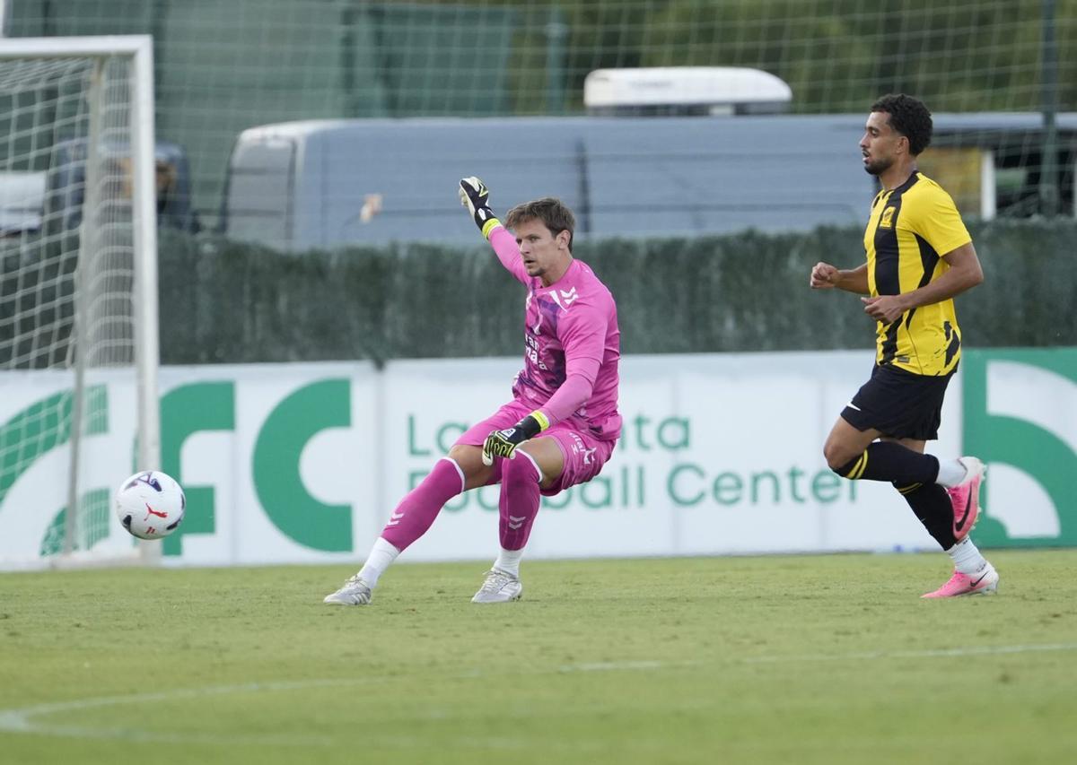 Dinko Horkas despeja el balón ante la presión de un rival, en su primera aparición en la pretemporada de la UD. | CRISTÓBAL ORTEGA / LOF