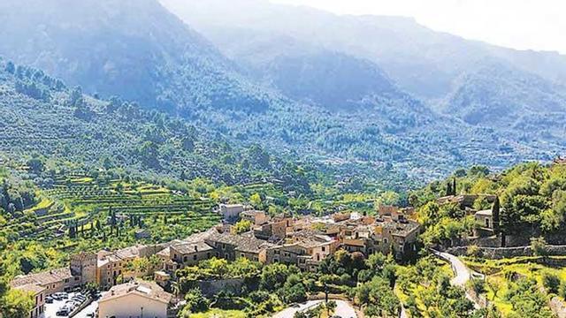 Vista general del pueblo de Fornalutx, en la Serra de Tramuntana.