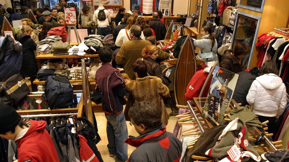 Día de rebajas en un comercio.