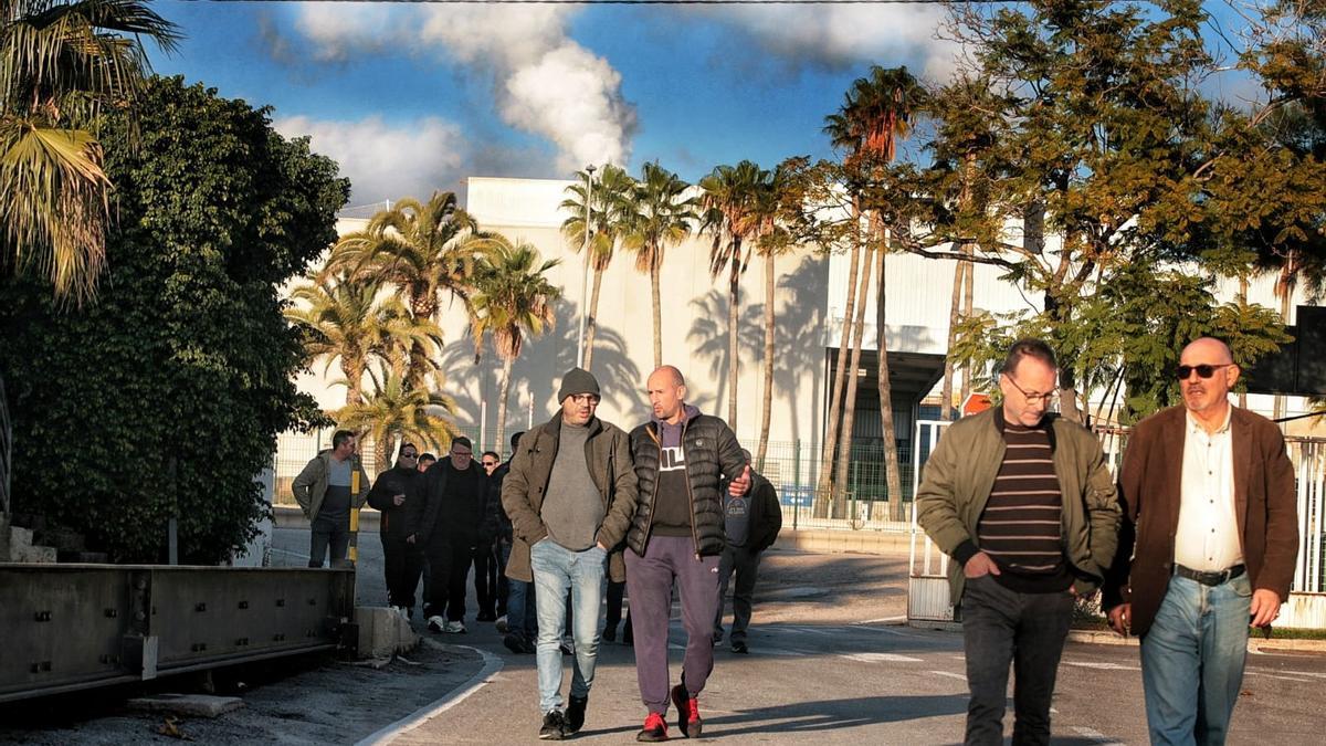 Trabajadores de Codicer, antes de la reunión sobre el futuro de la firma.