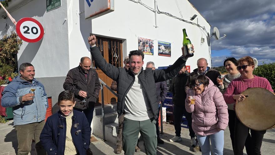 La aldea de Azuel celebra su suerte en el sorteo del Niño