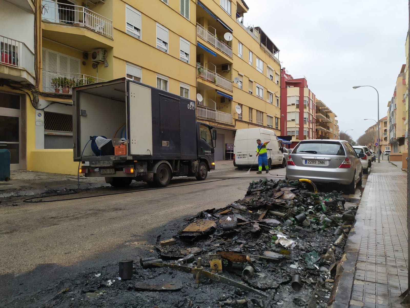 Un incendio intencionado destruye cinco contenedores y daña vehículos y viviendas en Palma